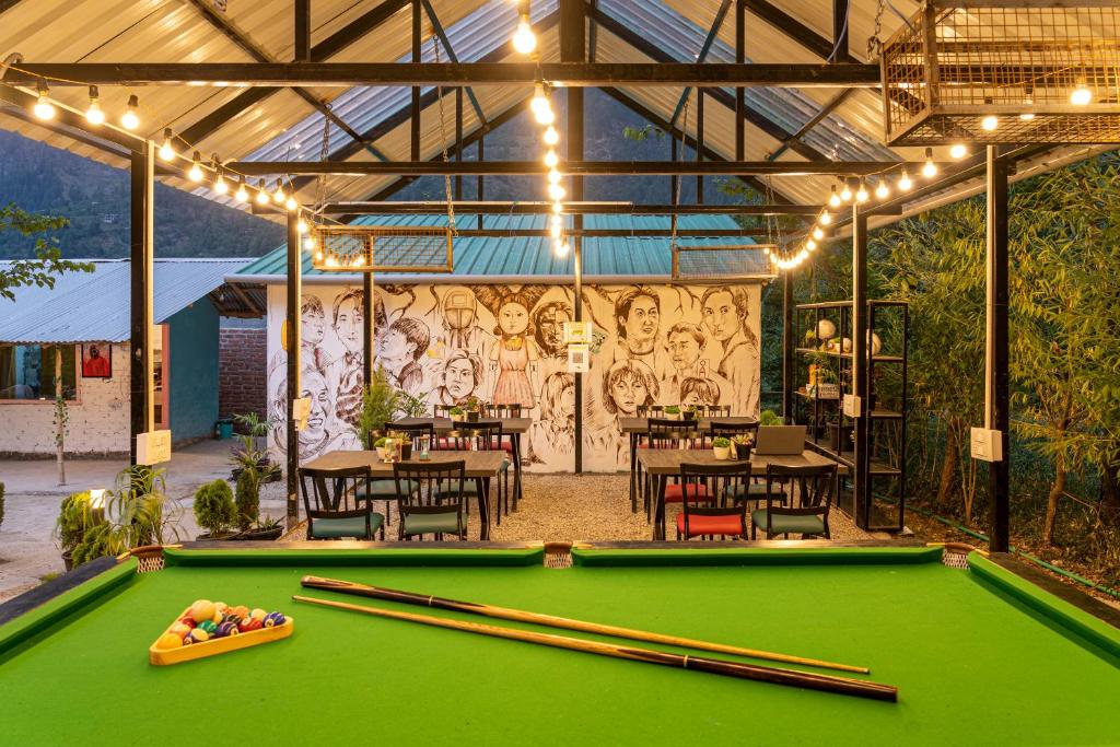Biliár nebo kulečník v ubytování Whoopers Hostel Manali
