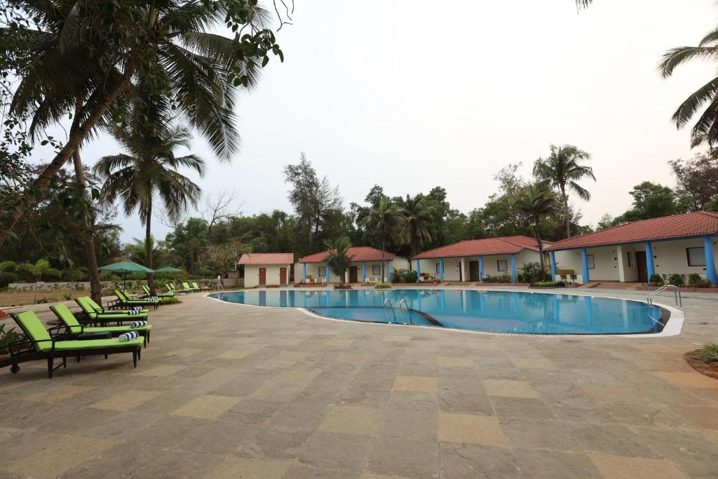 Bazén v ubytování The Windflower Resorts and Spa Varca Goa nebo v jeho okolí
