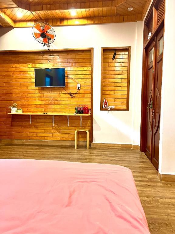 Una televisión o centro de entretenimiento en Nấm Home