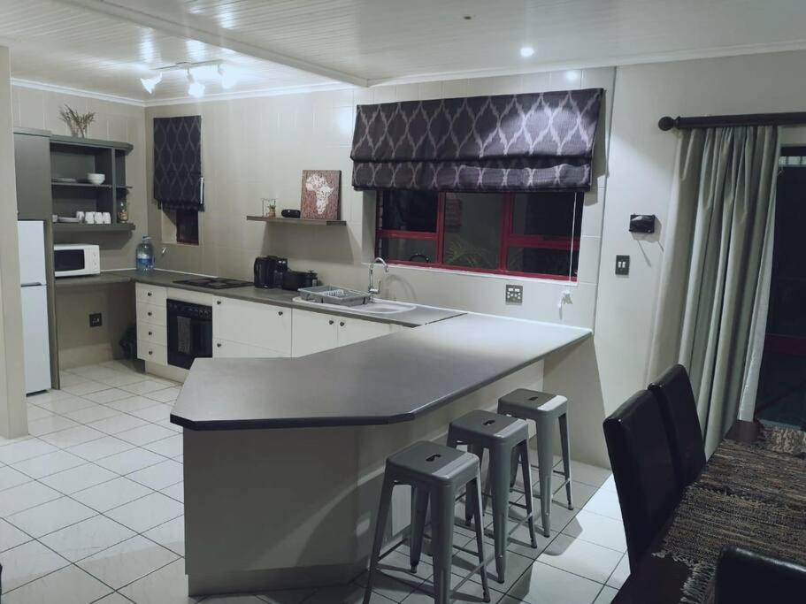 A kitchen or kitchenette at Bushmans River Holliday House Retreat