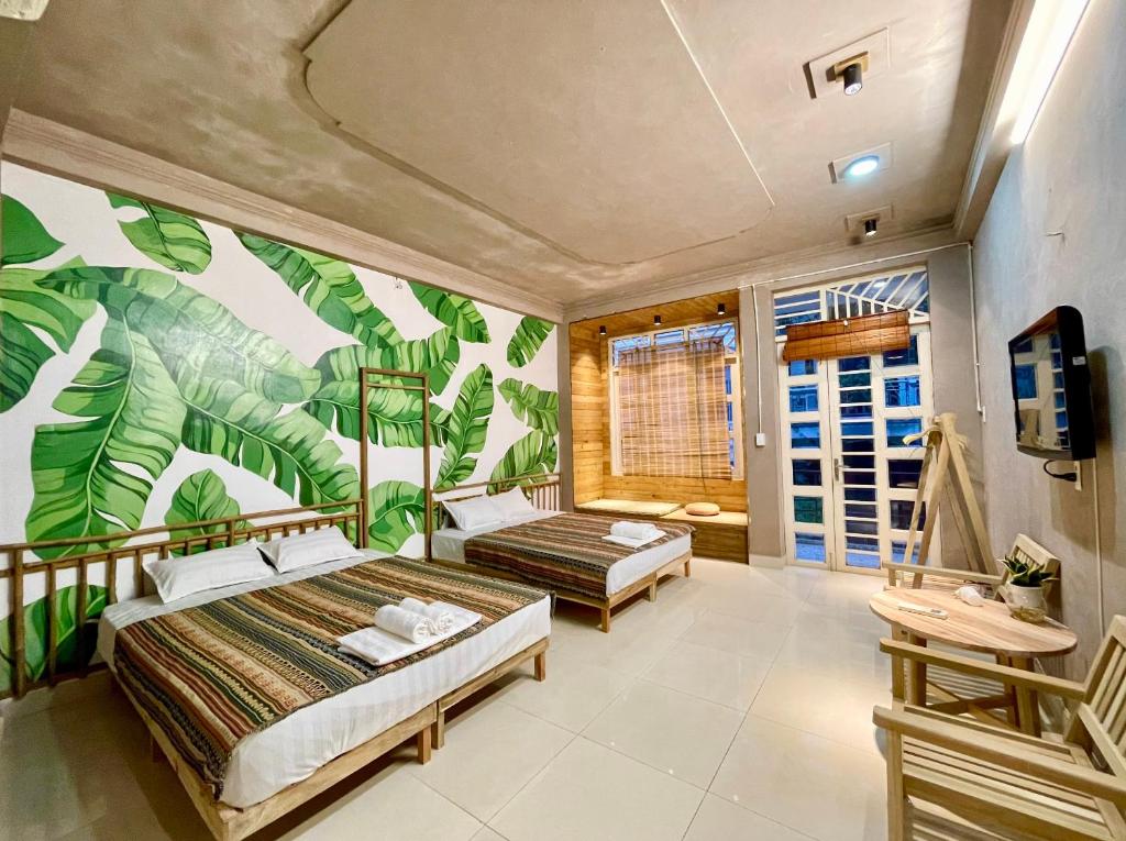 um quarto com um mural verde na parede em Lan’s home em Cao Bang
