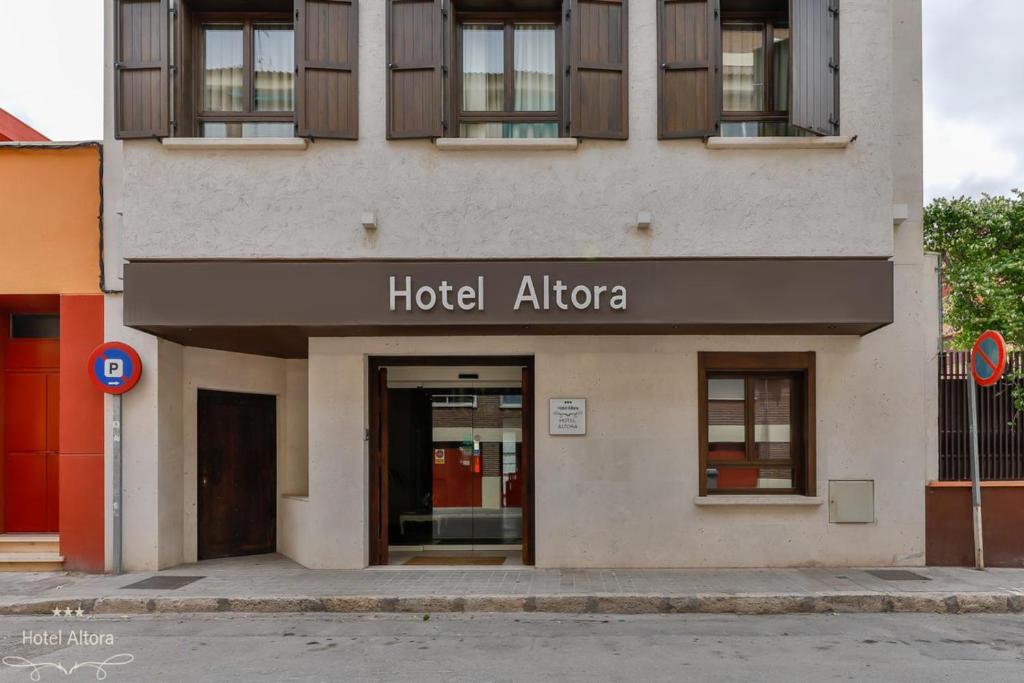 un cartel de hotel africa en el lateral de un edificio en Hotel Altora, en Tomelloso