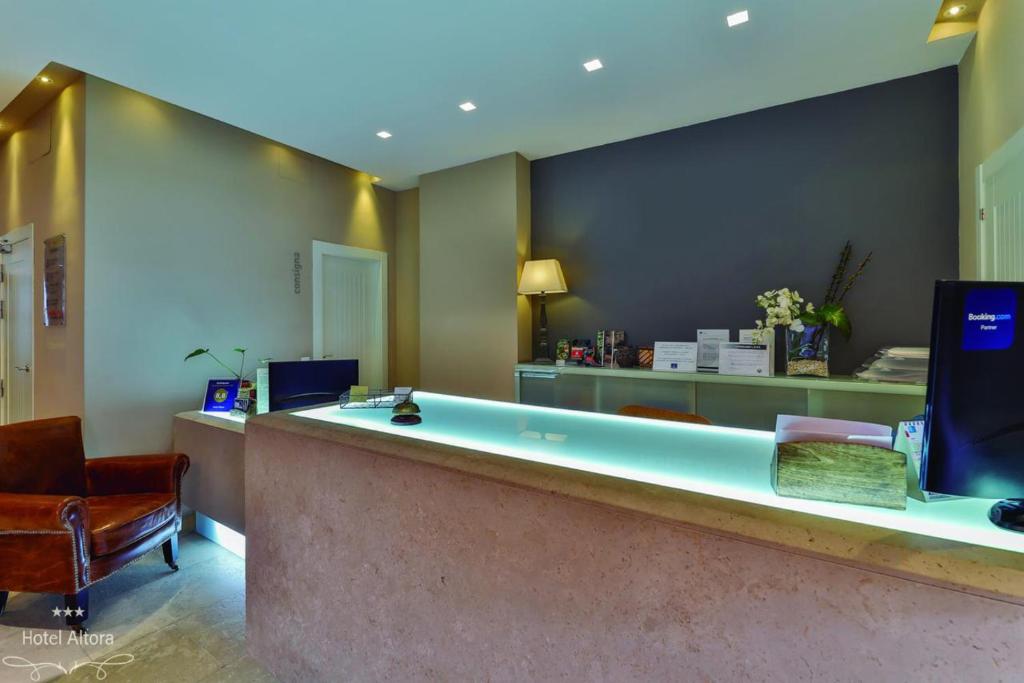 Televízia a/alebo spoločenská miestnosť v ubytovaní Hotel Altora