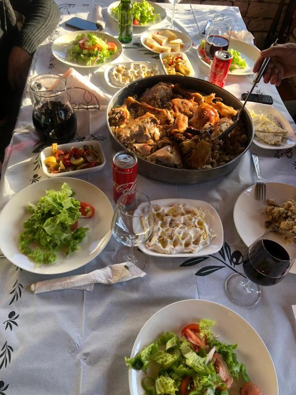 Comida en o cerca de este hotel