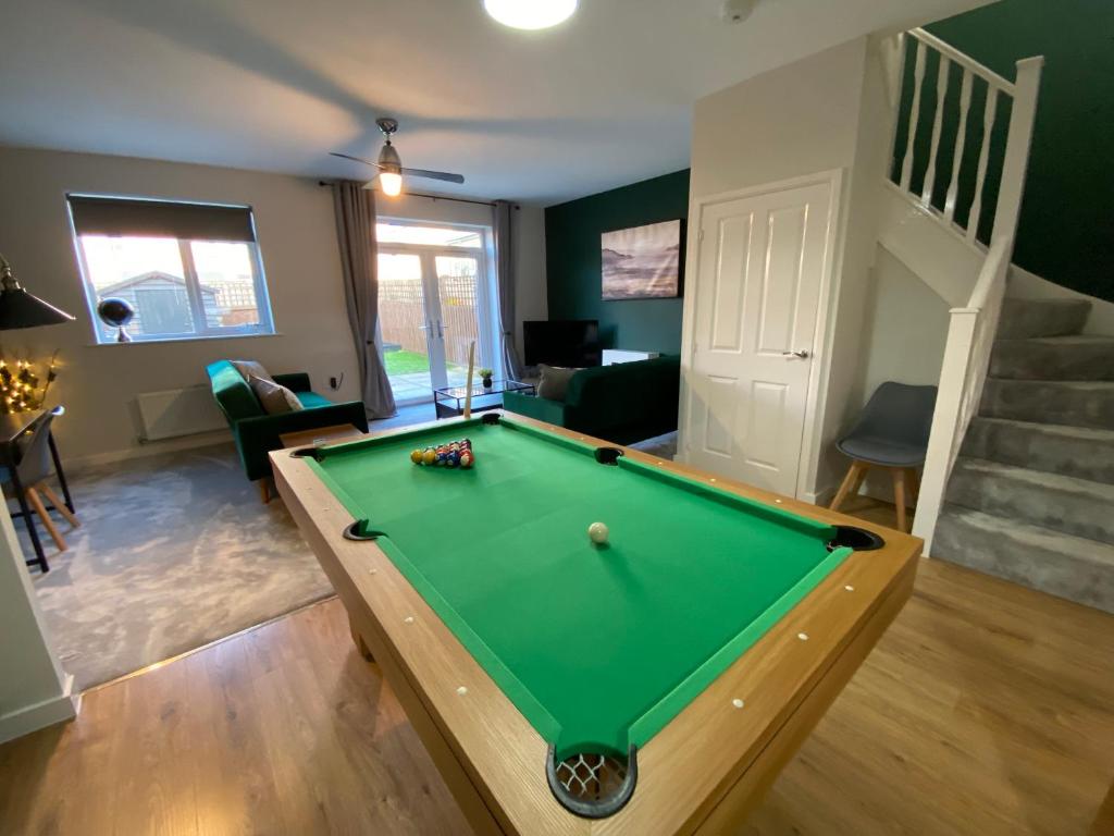 uma sala de estar com mesa de bilhar em Heartswood Home Modern 3-bedroom, double driveway em Bentley