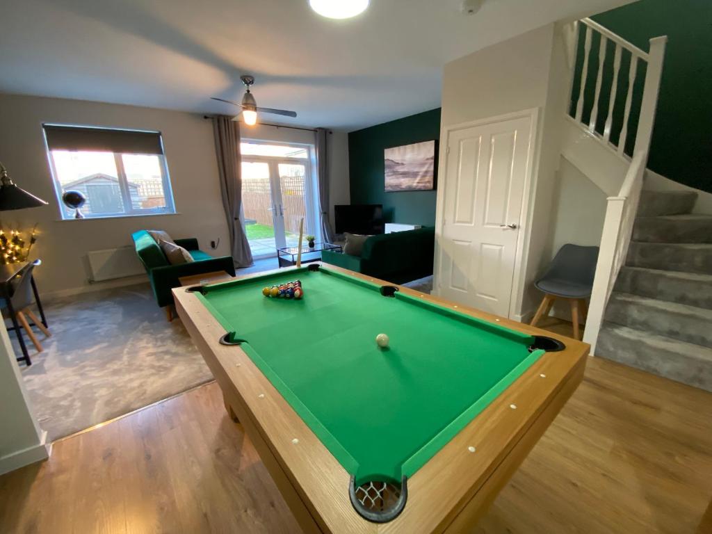 Heartswood Home Modern 3-bedroom, double driveway - Housity