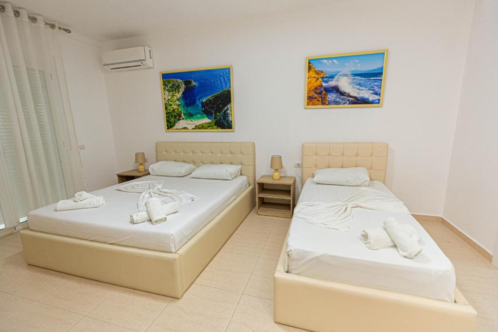 Postel nebo postele na pokoji v ubytování Jordan`s Hotel