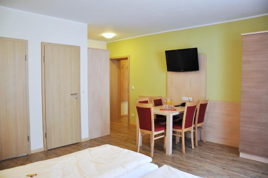 Gästehaus Zehmerhof bei Erding - Two-Bedroom Apartment With Kitchenette