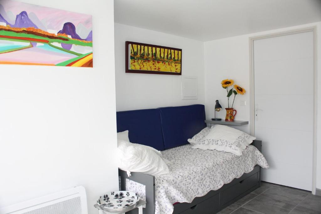 - une chambre avec un lit et une peinture murale dans l'établissement studio soleil, à Colombiers