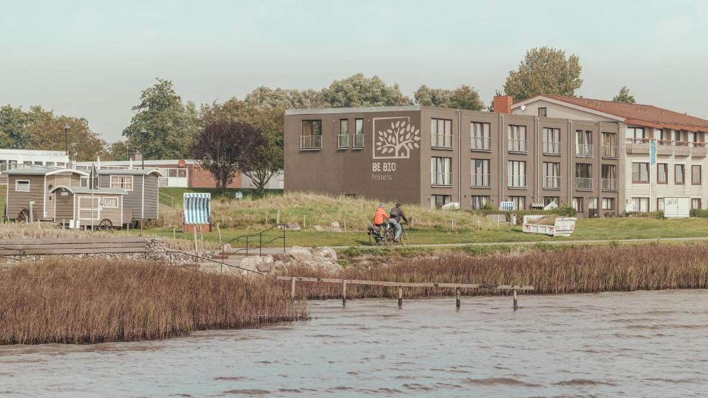 Výhled na řeku, která protéká v blízkosti hotelu