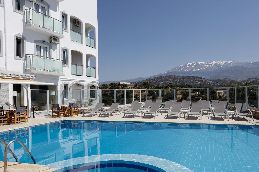 Nespecifikovaný výhled na hory nebo výhled na hory při pohledu z hotelu