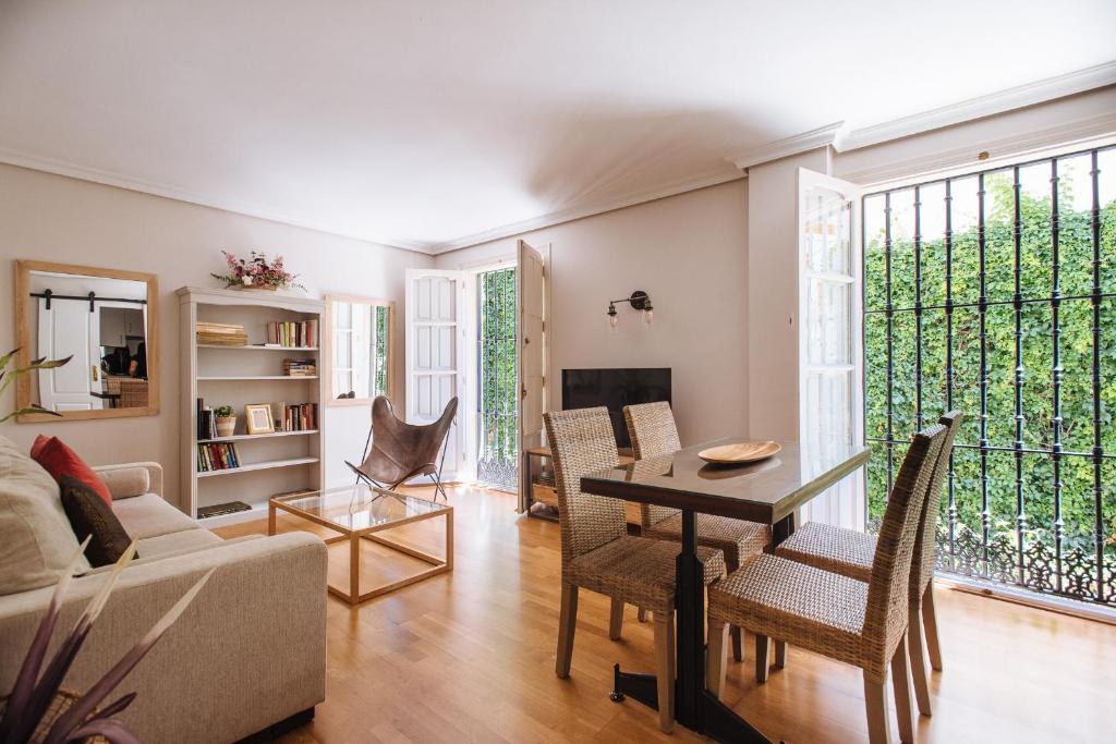 sala de estar con sofá y mesa en Magno Apartments Vidrio, en Sevilla