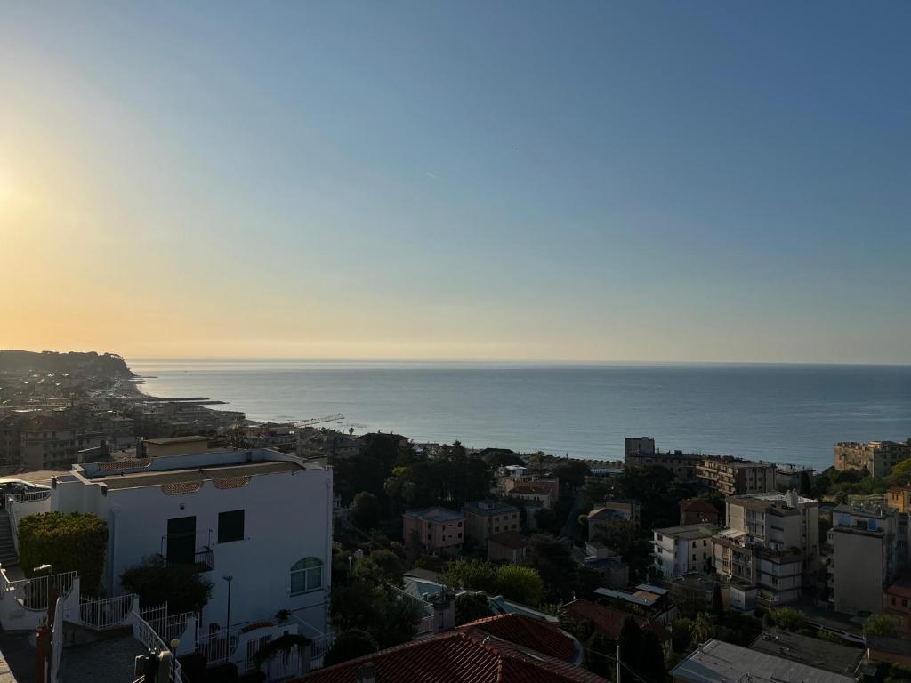アルビッソラ・マリーナにあるJoy bed and breakfastの海を背景にした市街の景色
