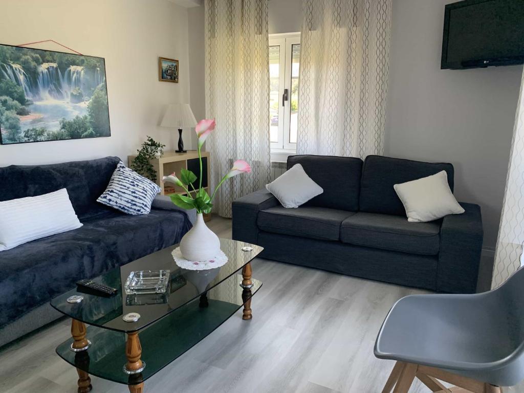 salon z kanapą i stołem w obiekcie Apartamentos Casa Carin w mieście Cadavedo