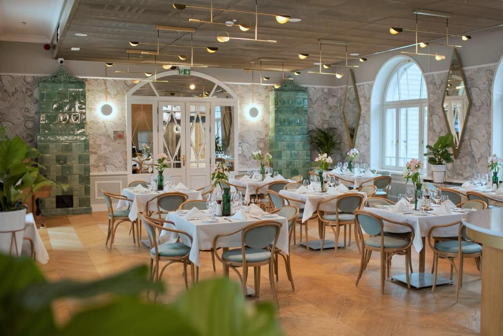 Reštaurácia alebo iné gastronomické zariadenie v ubytovaní Nowy Gurewicz