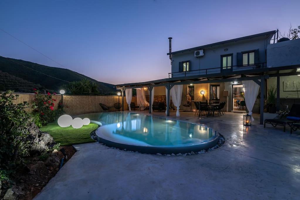 een zwembad in de tuin van een huis bij Casa Del Miele, private pool, BBQ, mountain view. in Alikianós