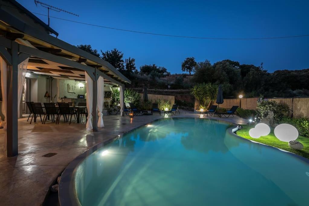Basen w obiekcie Casa Del Miele, private pool, BBQ, mountain view. lub w pobliżu