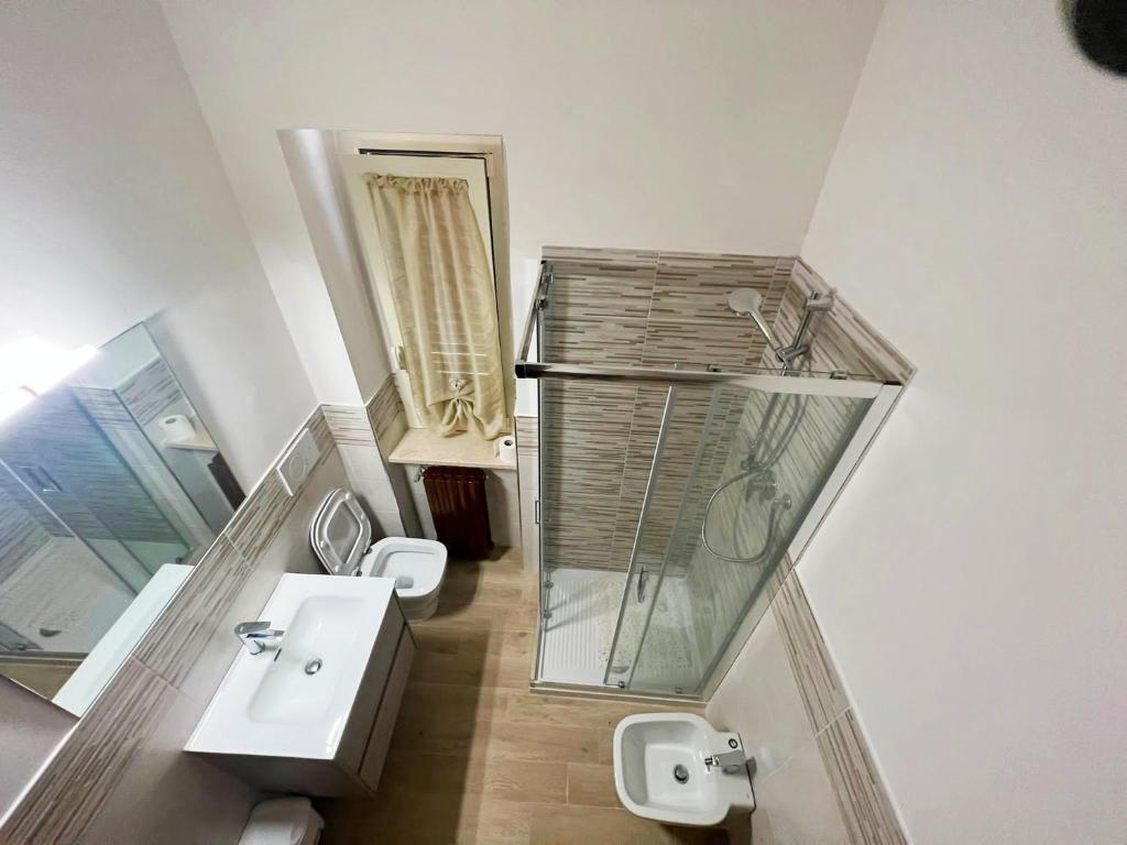 W łazience znajduje się umywalka i przeszklony prysznic. w obiekcie La dimora Difenza w mieście Vasto