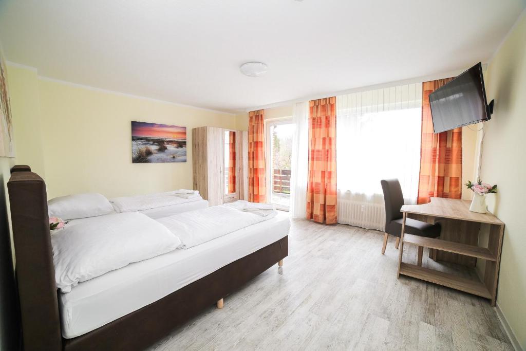 A bed or beds in a room at Othman Appartements Anderter Straße 55a 1OG