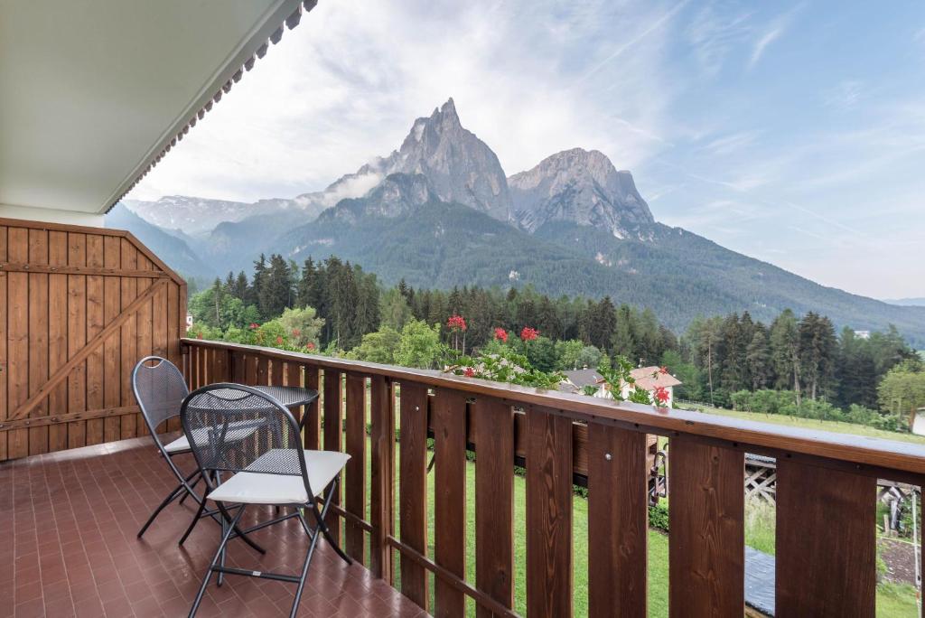 een balkon met 2 stoelen en uitzicht op de bergen bij Haus Lohengrin Ferienwohnung 1 in Siusi