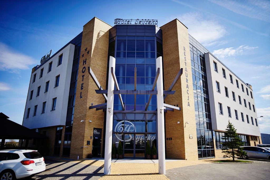 ein Gebäude mit einem Kreuz davor in der Unterkunft Hotel Szyszko in Suwałki