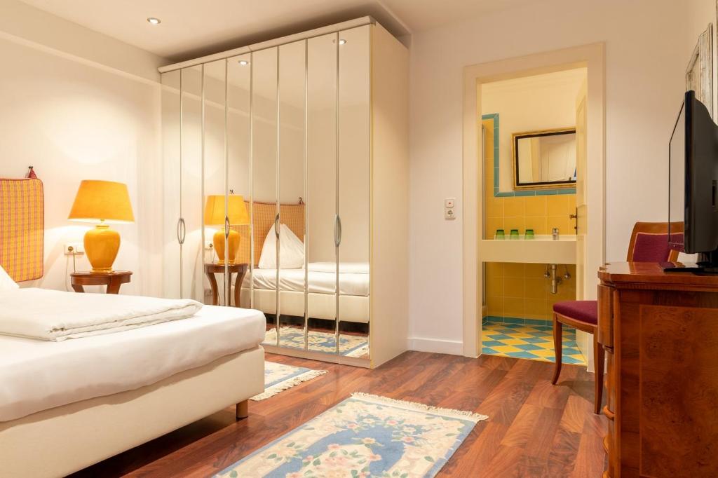 TV a/nebo společenská místnost v ubytování Hotel Bruggwirt