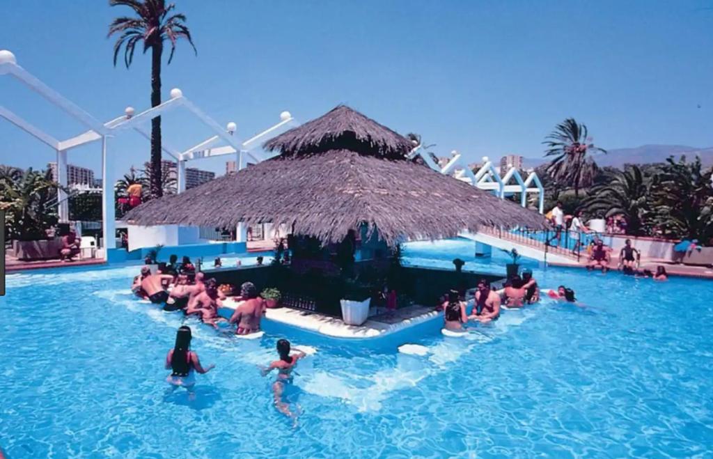Bazén v ubytování Apartment in BenalBeach 5 pools nebo v jeho okolí