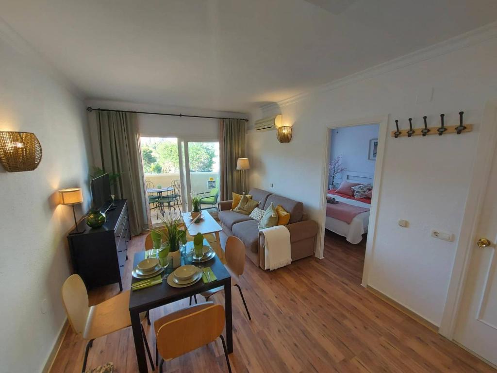 Postel nebo postele na pokoji v ubytování Apartment in BenalBeach 5 pools