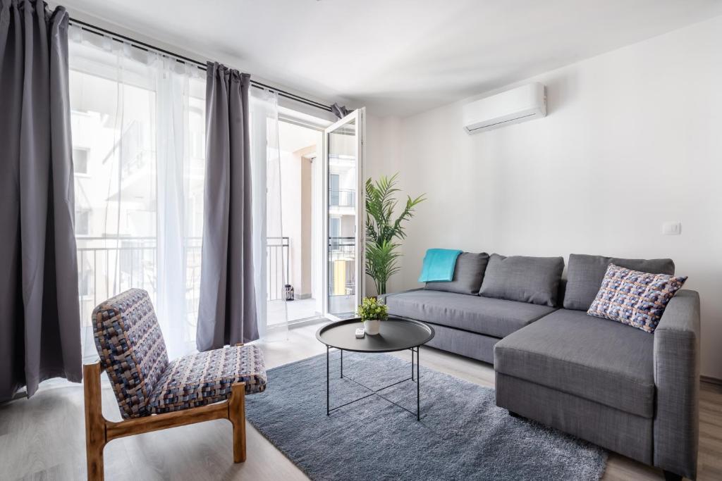 un soggiorno con divano e tavolo di Szabolcs Apartments a Budapest