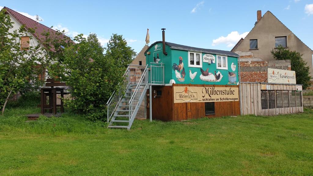 ein Haus mit einer Seitentreppe in der Unterkunft Heinrich's Schäferwagen Milbenstube in Walternienburg