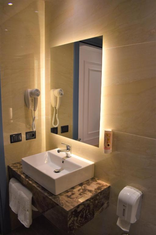 A bathroom at Giulia Albérgo Hotel