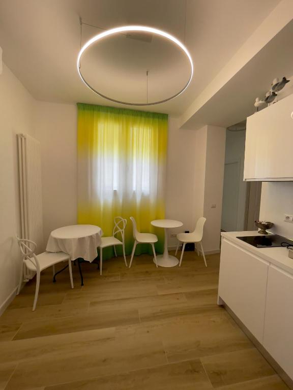 kuchnia i jadalnia ze stołem i krzesłami w obiekcie B&B Il Gabbiano w mieście Orbetello