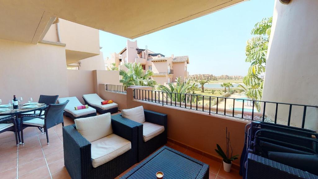 ein Balkon mit Stühlen und einem Tisch mit Aussicht in der Unterkunft Casa Espliego D-A Murcia Holiday Rentals Property in Torre-Pacheco