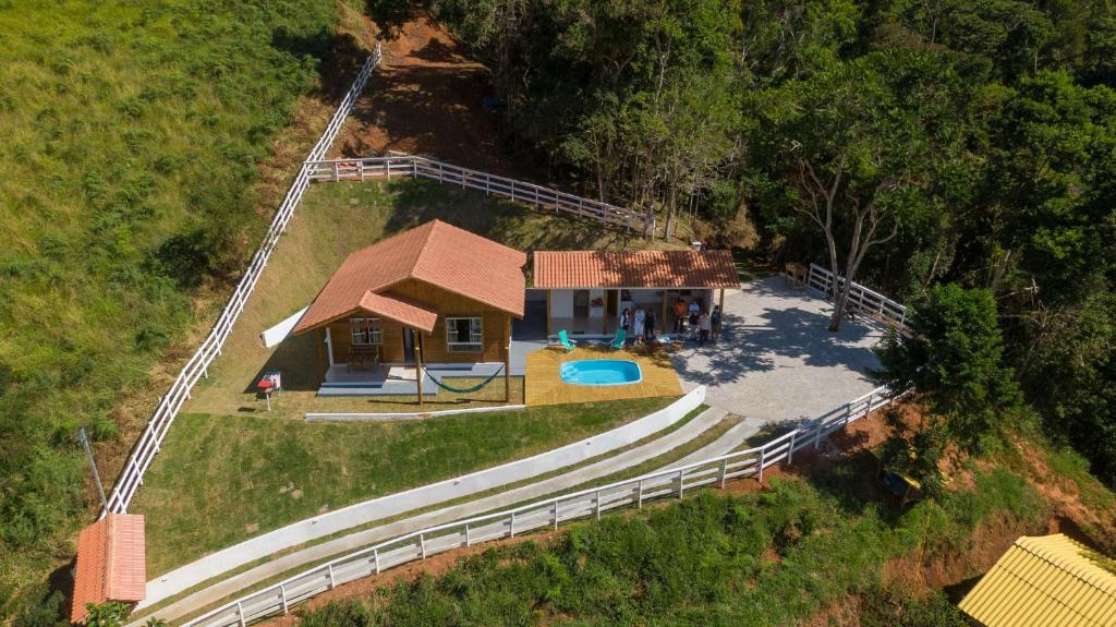 an overhead view of a house on a hill at Recanto Águas Nascentes - Casa na serra com piscina e cachoeira no quintal!! in Pedra Menina