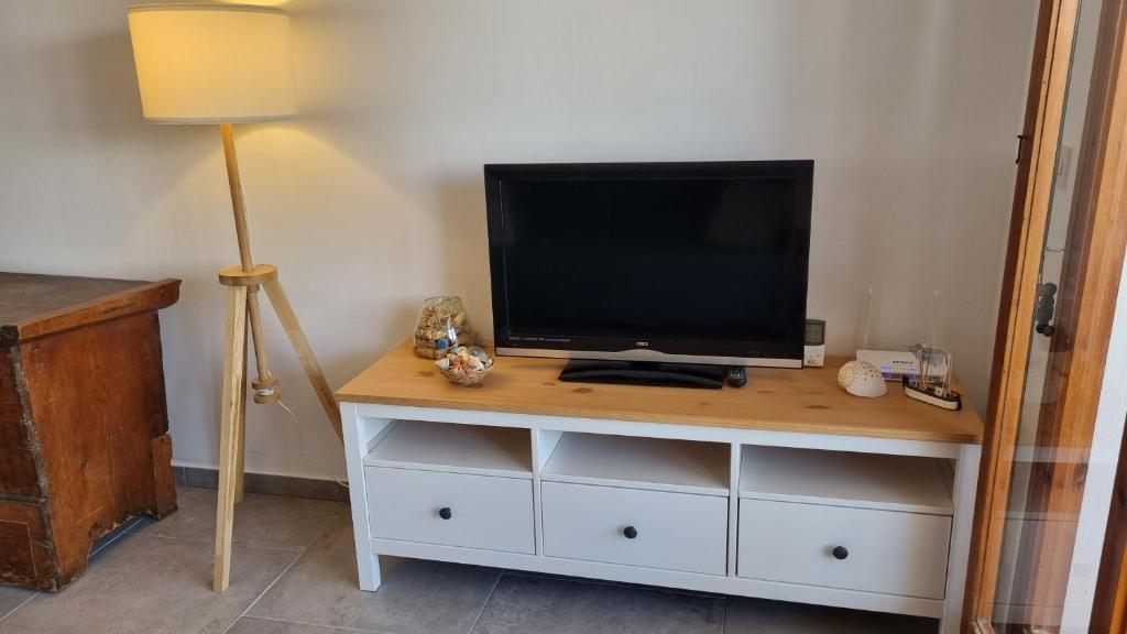 TV a/nebo společenská místnost v ubytování Apartamento familiar con piscina y wifi
