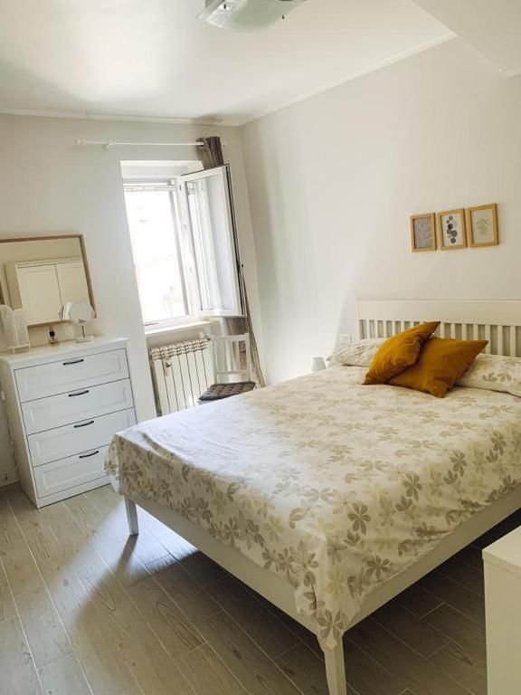 sypialnia z łóżkiem, komodą i oknem w obiekcie Suali Case nel Borgo w mieście Civita Castellana