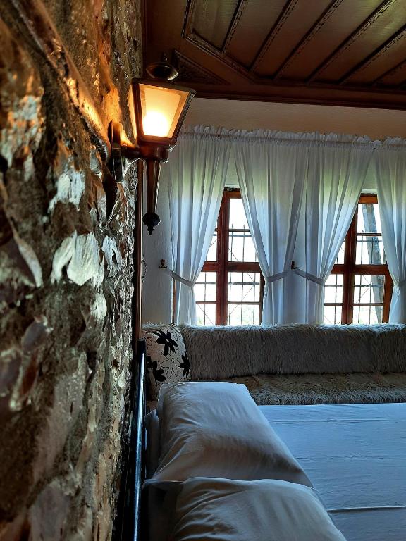 Postel nebo postele na pokoji v ubytování Stone rooms 1850