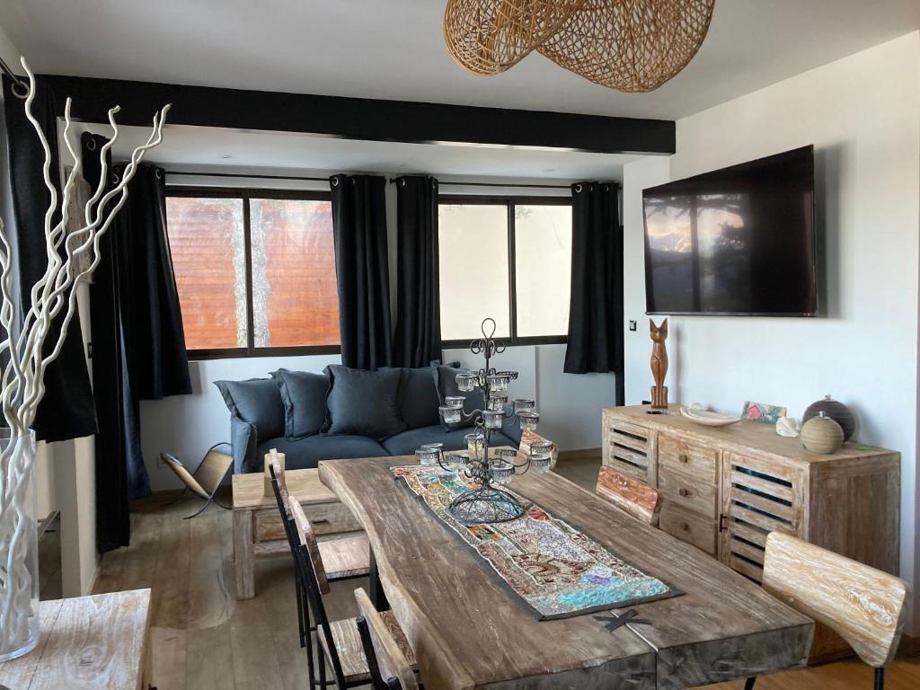 salon ze stołem i kanapą w obiekcie Chez Marie-Pierre w mieście Les Angles