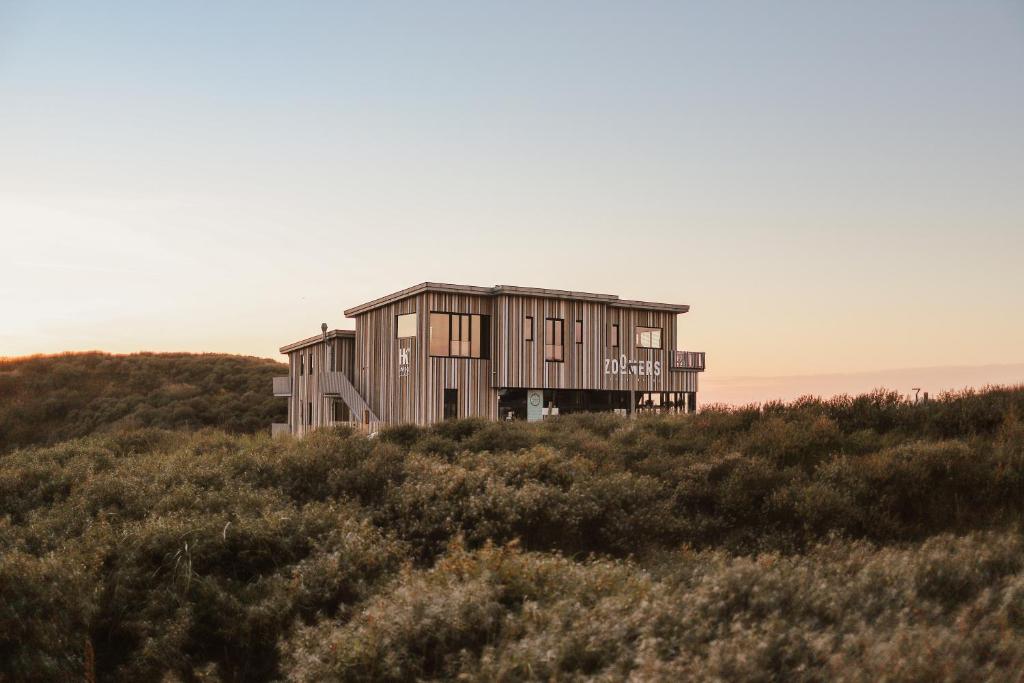 a house on the top of a hill at Strandhotel Zoomers in Castricum