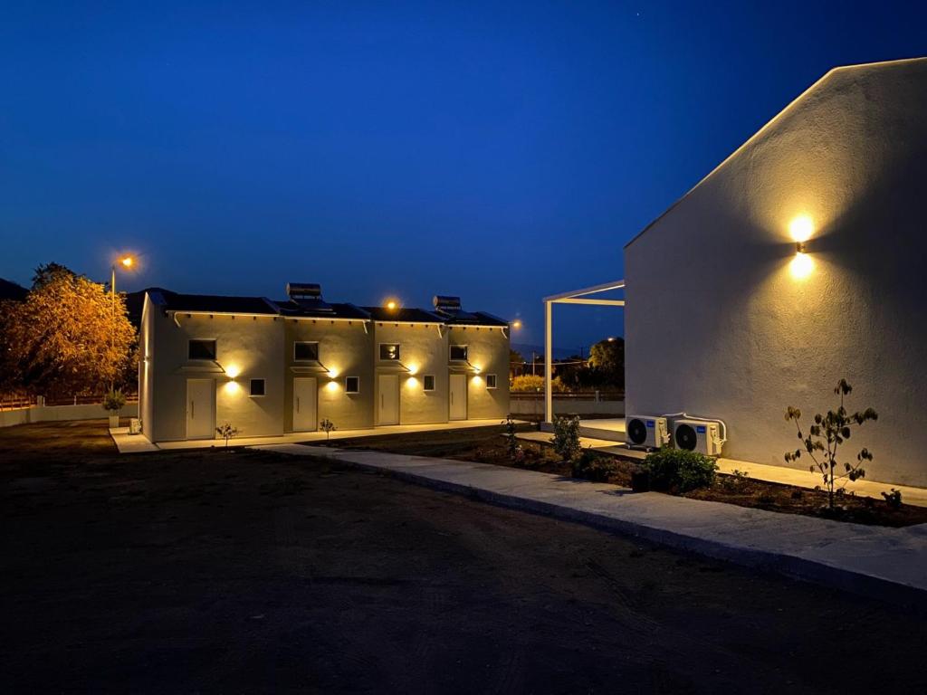 um edifício com luzes de lado à noite em olea resort em Iraklitsa