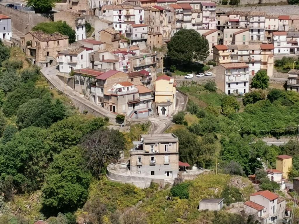 una vista aérea de un pueblo con casas en Bianca´s B&B en Isca sullo Ionio
