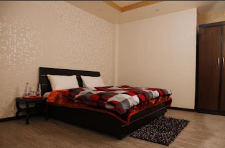 เตียงในห้องที่ Hotel Shanti Palace