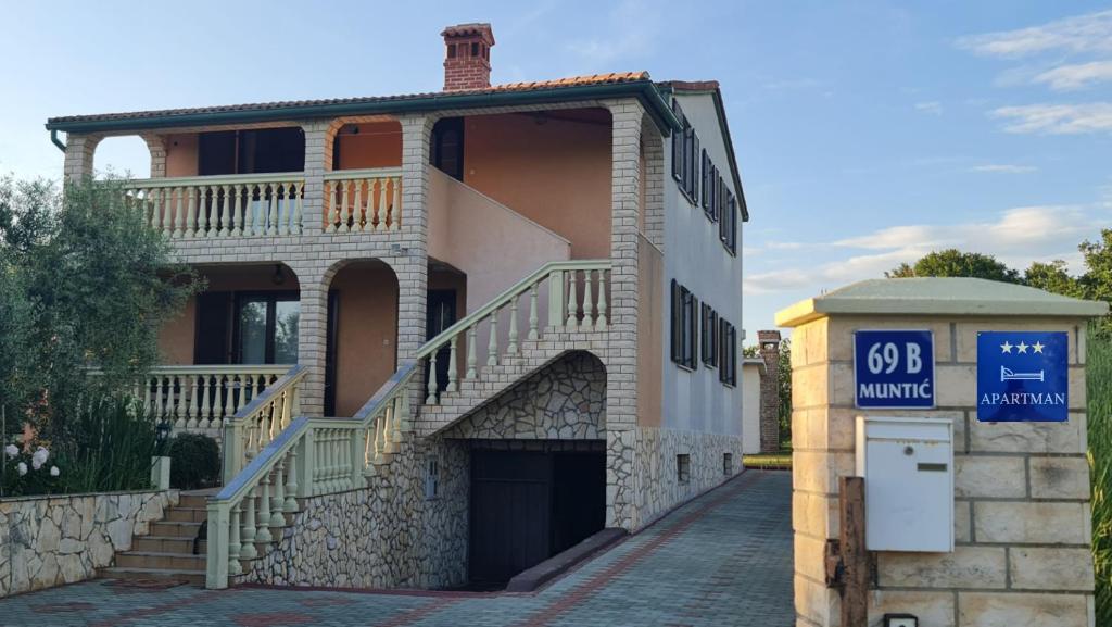 uma casa com uma escada ao lado em Minhen em Muntić