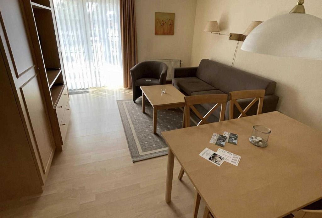 sala de estar con sofá y mesa en Haus Kiek Ut Apartment 23, en Timmendorfer Strand