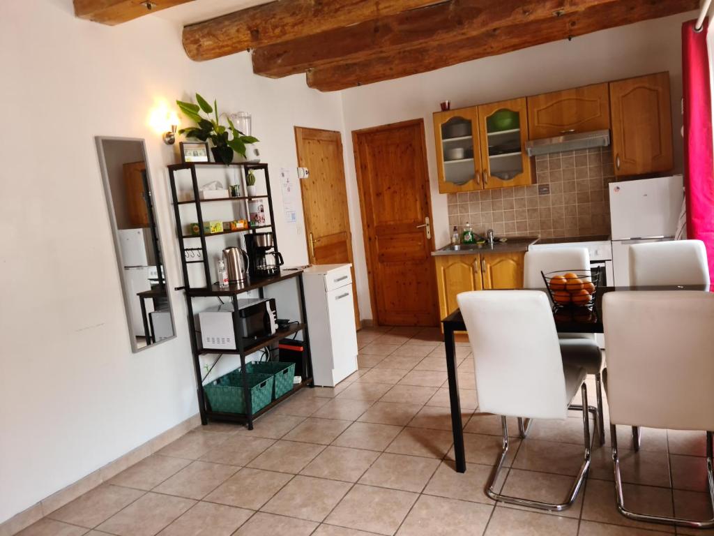 cocina con mesa y sillas en una habitación en Appartement Route de Cursinges, en Cervens