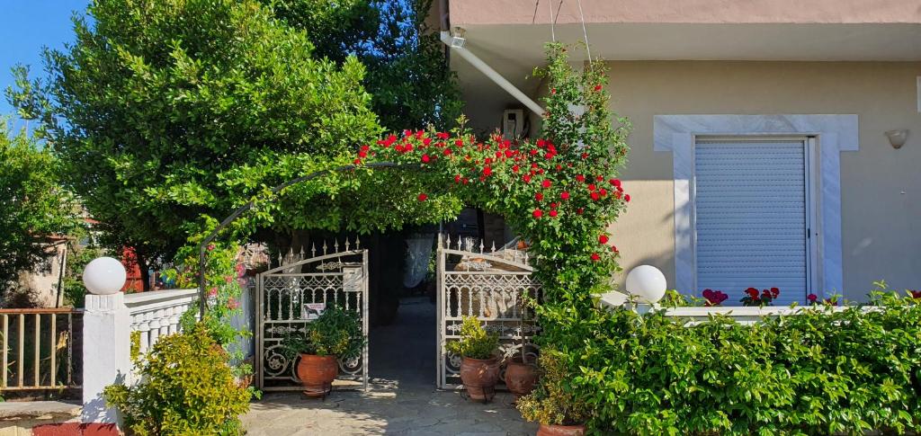 una casa con una puerta con flores y plantas en House in the Village, en Fotolívos