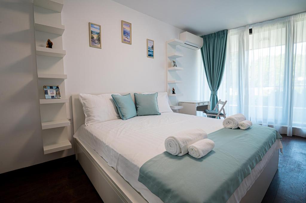 - une chambre avec un lit et des serviettes dans l'établissement Stylish 1-BD Apartment in St. Constantine and Helena, à Saints Constantine et Helena
