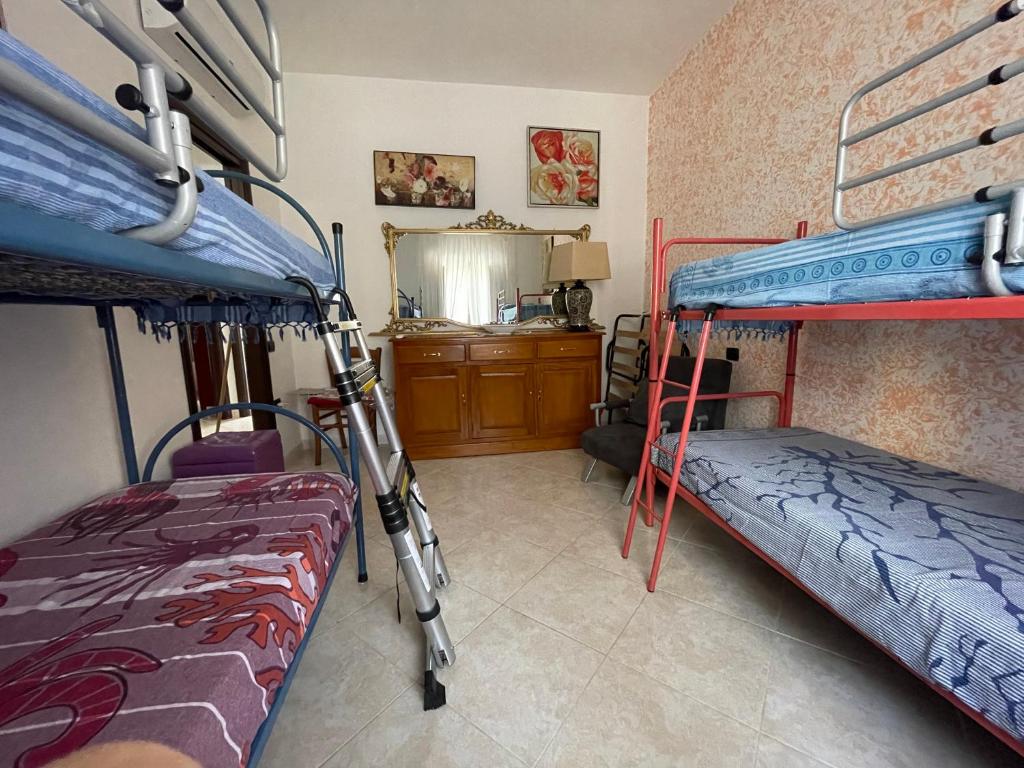 La casa di Dedda I.U.N. Q4233 emeletes ágyai egy szobában
