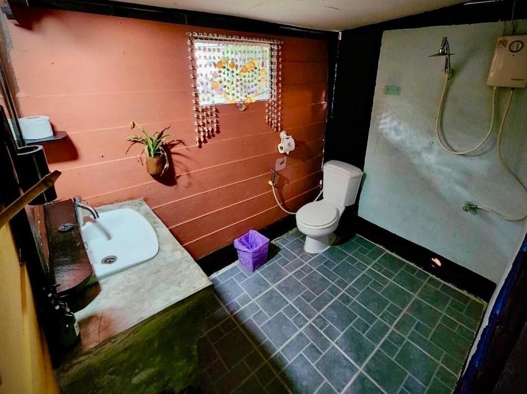 Koupelna v ubytování Leaf House Bungalows SHA PLUS approved