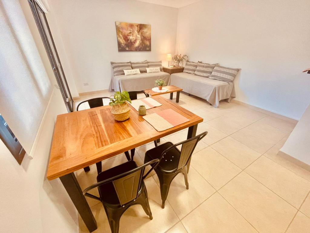 uma sala de jantar com uma mesa e um sofá em COMPLEJO ZAPALA em Villa Hipódromo